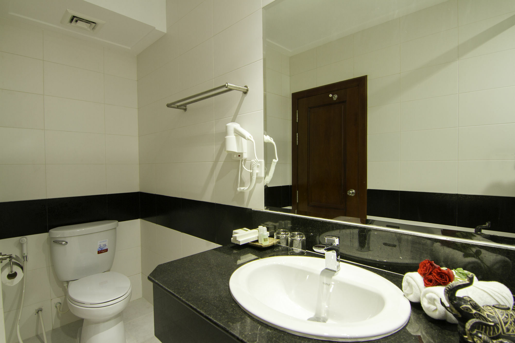 Rose Emerald Hotel Phnom Penh Ngoại thất bức ảnh
