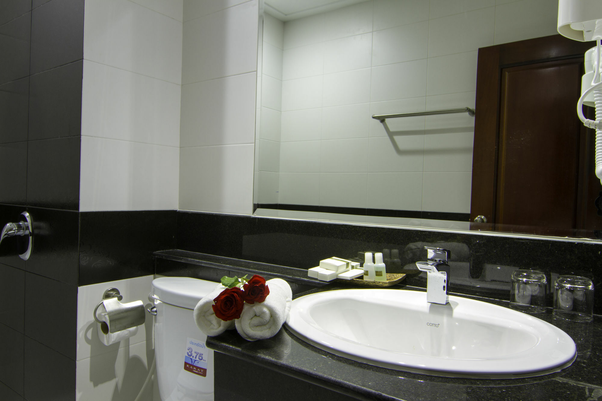 Rose Emerald Hotel Phnom Penh Ngoại thất bức ảnh