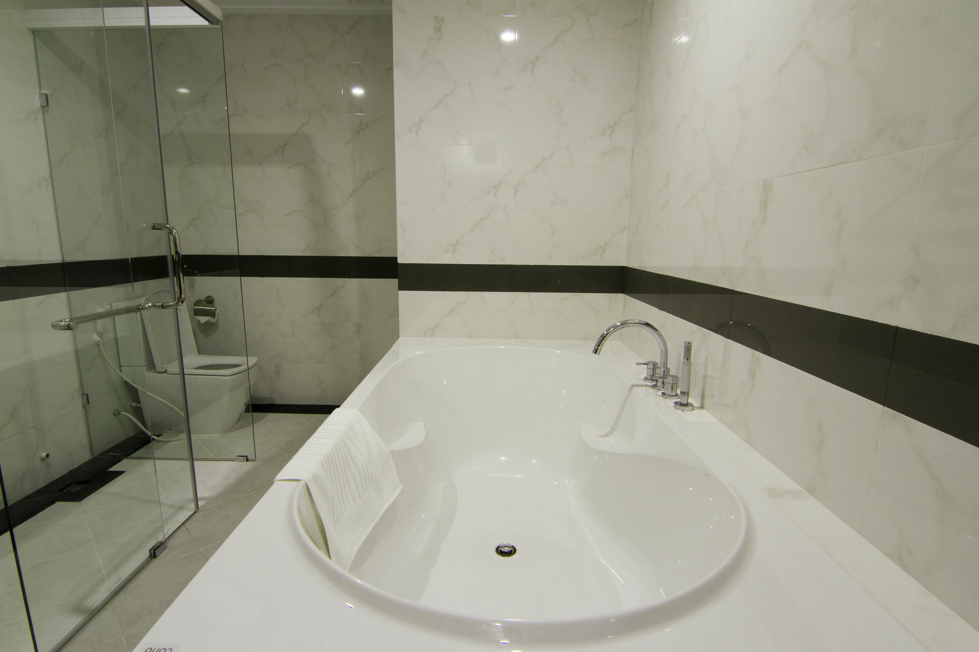 Rose Emerald Hotel Phnom Penh Ngoại thất bức ảnh